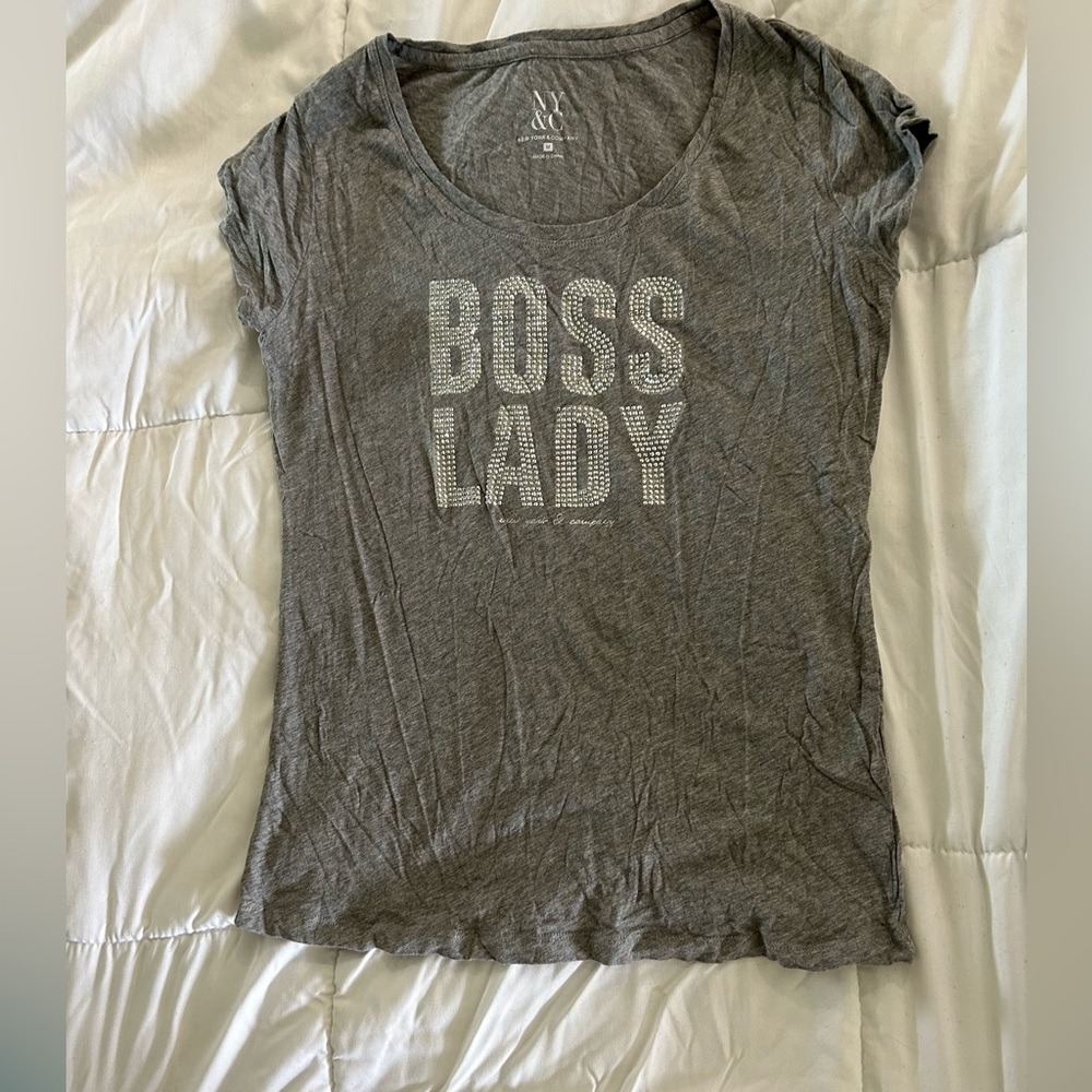 NY&Co tshirt size M in gray with embellished print. NWOT